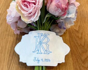 Op maat geborduurde boeketomslag, gepersonaliseerde bruidsboeketomslag, monogram bruiloft aandenken, iets blauws bruidscadeau, linnen of katoen