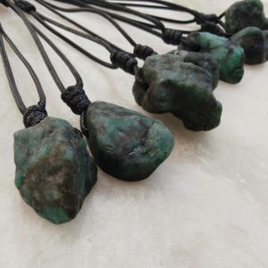 Natuurlijke, onbewerkte smaragd sieraden voor mannen/vrouwen, hanger met ruwe edelsteen, ketting met onbewerkte kristallen, geboortesteenketting van mei, verjaardagscadeaus