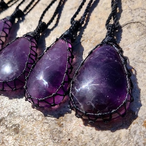Lila Amethyst Halskette, Empath Schutz Kristall Anhänger, Makramee Schmuck, Stressabbau Geschenk für Männer oder Frauen