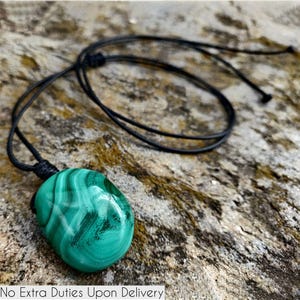 Colar extra grande de malaquita, pingente verde, colar de cristal enorme, joia marcante, colar com pedras preciosas robustas, presentes espirituais