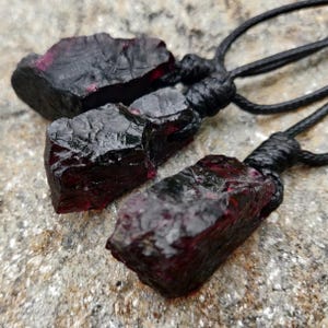 Collana di granato naturale, collana con ciondolo di cristallo di granato grezzo per donne e uomini, gioielli con pietra portafortuna di gennaio, regali di compleanno per lei // lui