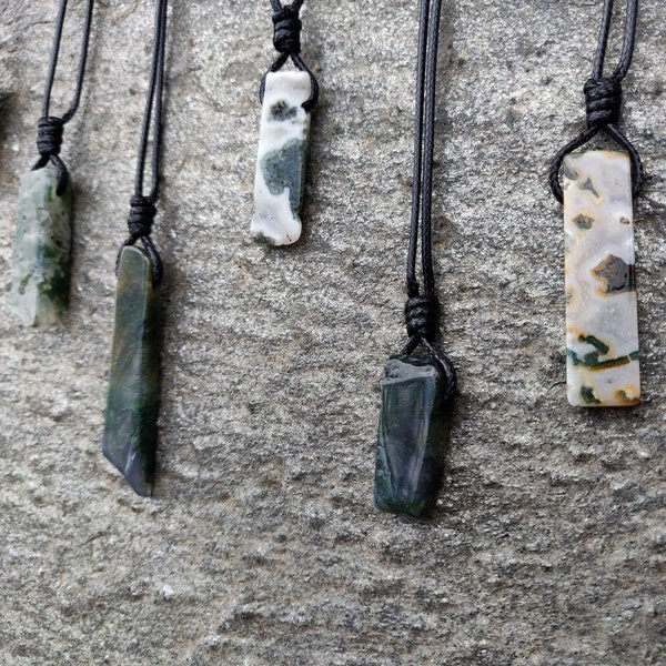 Halb roher Moosachat Halskette für Frauen und Männer, Witchy Schmuck, natürlicher Kristallanhänger, Wicca Geschenke für Schwester, Göttinnen-Halskette