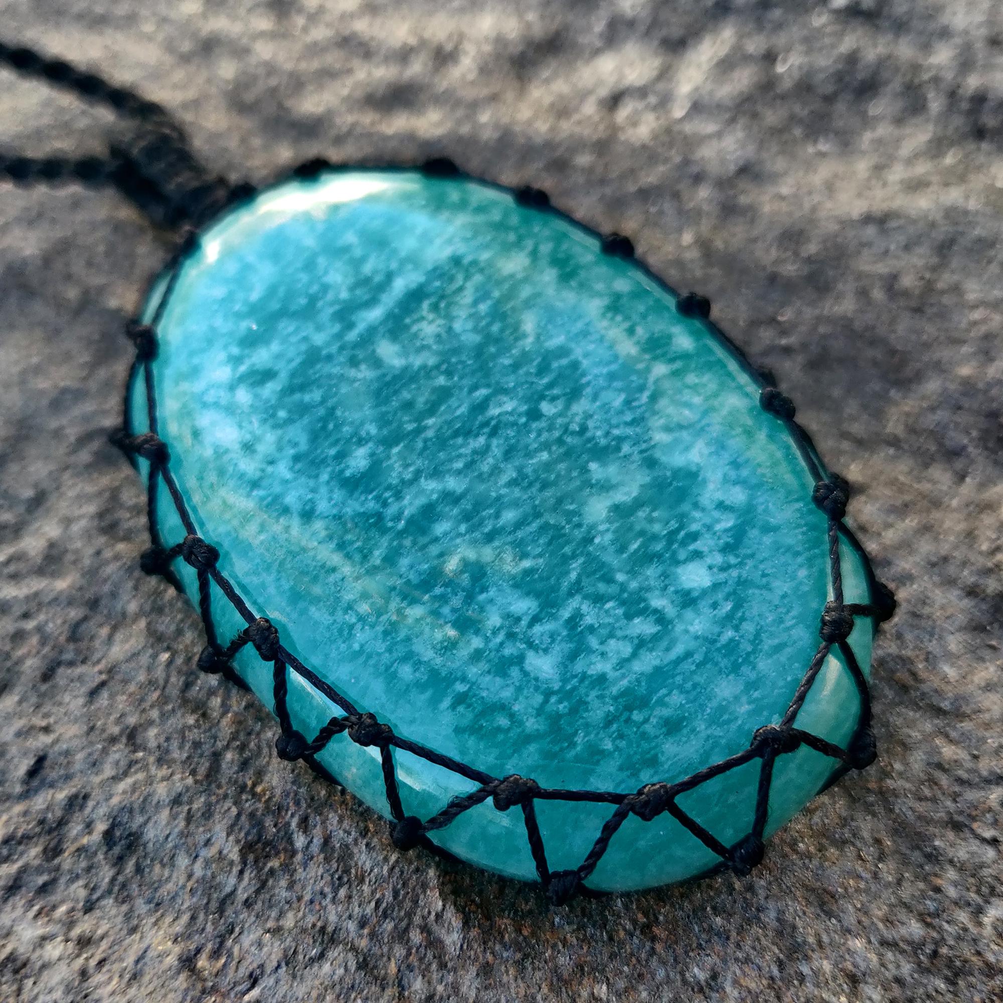 Collar de amazonita, joyería turquesa verde azulado, colgante de piedra de macramé, colgante de cristal protector EMF, regalos de cumpleaños relajantes para ella/él