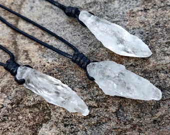 Halskette aus Rohquarz, Naturkristallschmuck, Anhänger mit Bergkristallspitze, spirituelles Geschenk für Freunde