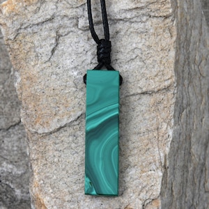 Jeden Tag Bar Halskette mit Grün Malachit Anhänger und verstellbare schwarze Schnur, Rohstein Schmuck, Natur Geschenk für Sie und Ihn