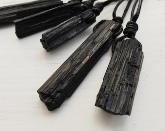 Collar de turmalina negra para protección y conexión a tierra, collar de piedra negra, joyería de cristal en bruto, regalos vikingos para él, colgante único para hombre
