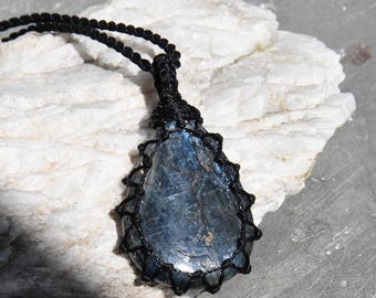 Colgante de cianita, collar de piedra curativa, joyería de cristal azul para hombre o mujer, colgante de macramé, regalo de cumpleaños para novio