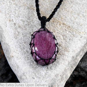 Rubin Halskette, Juli Geburtsstein Schmuck, Edelstein Anhänger für Herren / Damen mit Makrameeverpackung, einzigartiges Geburtstagsgeschenk