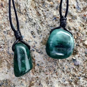 Grand collier à pendentif émeraude naturelle pour homme et femme, cadeau d&#39;anniversaire de mai//bijoux de pierre de naissance émeraude, collier de pierres précieuses vertes, cadeaux pour homme