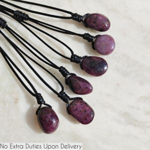 Oryginalny naszyjnik z rubinem, biżuteria dla kobiet i mężczyzn, wisior z kamieniem szlachetnym na regulowanym sznurku, kamień urodzinowy na lipiec, prezent urodzinowy dla niego/niej