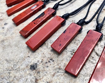 Rote Jaspis-Halskette für Männer und Frauen, rechteckiger Steinanhänger, schwarzer und roter Schmuck, Kristallgeschenk für Sie/Ihn