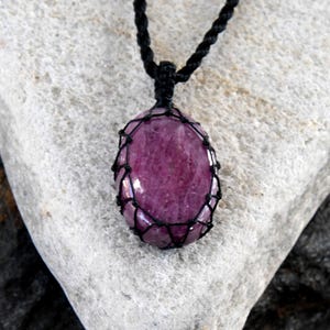 Collana con rubino, gioiello con pietra portafortuna di luglio, ciondolo con gemma da uomo/donna con avvolgimento in macramè, regalo di compleanno unico