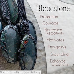Puede incluir: Collares de piedra de sangre con piedras verde oscuro y motas rojas, envueltos en una red negra. La imagen incluye texto que enumera propiedades: Protección, Coraje, Neutralizar la negatividad, Motiva, Energizante, Enraizamiento y Mejorar la creatividad.