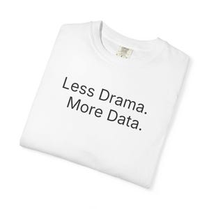 Camiseta "Menos drama, más datos" / Camiseta con texto minimalista, camiseta de analista de datos - Blanca