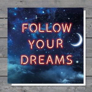 Heldere, inspirerende GREETINGS-kaart met nachtelijke hemel en neontype - voor elke gelegenheid