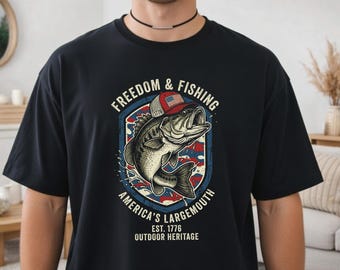 Camiseta patriótica de pesca de lubina, camiseta con la bandera de EE. UU. y un pez, camiseta de pescador del 4 de julio, regalo para pescador estadounidense, camiseta con cuello en V para amantes de la lubina.