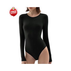 Puede incluir: Un body negro de manga larga con cuello redondo. El body es entallado y está hecho de una tela suave. Un gráfico rojo y blanco de "Entrega gratuita" está en la esquina superior izquierda.
