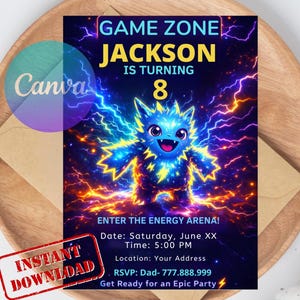 Puede incluir: Una invitación de cumpleaños con una ilustración de monstruo azul y amarillo. El texto dice "GAME ZONE JACKSON CUMPLE 8". Incluye detalles del evento: fecha, hora, lugar e información de RSVP. También están presentes las palabras "ENTER THE ENERGY ARENA!".