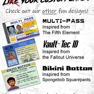 Peut inclure: Image promotionnelle pr&eacute;sentant des designs de cartes personnalis&eacute;es. On y trouve une carte Multi-Pass inspir&eacute;e du Cinqui&egrave;me &Eacute;l&eacute;ment, une carte d'identit&eacute; Vault-Tec de l'univers Fallout et un permis de conduire Bikini Bottom de Bob l'&eacute;ponge. Texte et site web inclus.