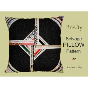 Puede incluir: Un cojín cuadrado gris oscuro con un diseño de puntada de cruz hecho de tiras de tela coloridas. El cojín está etiquetado como "Brevity Salvage PILLOW Pattern" con el nombre de la diseñadora, Karen Griska.