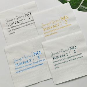 Può includere: Tovaglioli di carta bianchi con testo stampato. Ogni tovagliolo presenta i nomi "James & Sara" e un "FUN FACT" con un numero. I fatti descrivono la loro relazione, incluso come si sono incontrati e il loro musical preferito.