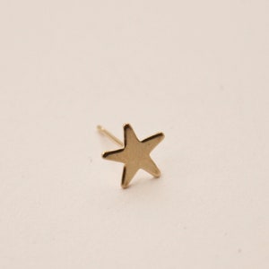 Winzige 14 Karat Gold Stern Ohrringe - 14 Karat solide Gold Dreieck Ohrstecker - Gold Star