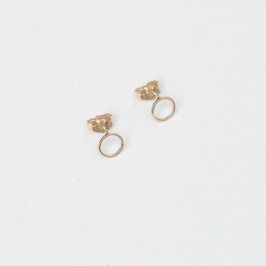 Winzige 14 Karat Gold Kreis Ohrringe - 14 Karat solid Gold Kreis Ohrstecker - Gold Kreis Ohrringe.