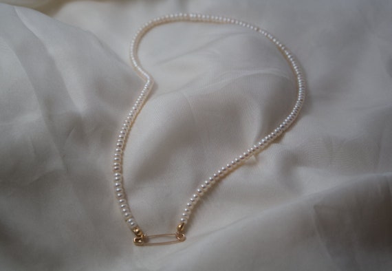 Xiv karats safety store pin necklace