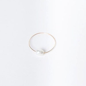 14K ゴールドフィルド パール リング - 繊細なゴールド リング - 14K ゴールドフィルド リング - ゴールドとパールのリング - 繊細なパールのリング
