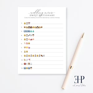 Könnte beinhalten: Eine weiße Hochzeitsfilm-Emoji-Pictionary-Spielkarte mit einem gold-weißen Stift. Die Karte enthält eine Liste von Emojis, um den Filmtitel zu erraten. Der Text "wedding movie EMOJI PICTIONARY" steht oben.