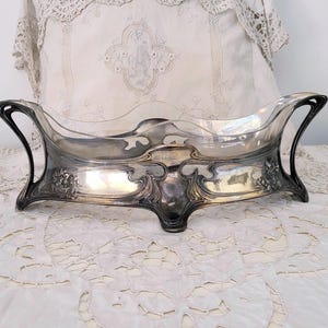 Gran jardinera/maceta de mesa de centro antigua francesa Art Nouveau, plateada, con decoración floral y maceta interior de vidrio grabado, elegante decoración para el hogar.