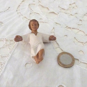 Antiek religieus handbeschilderd terracotta beeldje baby kind baby Jezus Christus kerststal kerstfiguur voor wieg voor kerk kerststal decor