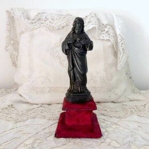 Antike französische religiöse heilige Herz von Jesus Christus-Statuenskulptur auf rotem Samtsockel, Spelter-Heiligenfigur 1900er Jahre Devotionalien-Kunstdekor