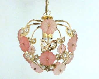 Vintage 1950 Frans messing met roze glazen bloemen gefacetteerde kralen lustres, zeldzame romantische plafondlamp hanglamp kroonluchter armatuur lamp