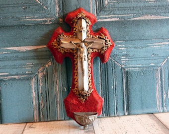 Pila de agua bendita religiosa francesa antigua del siglo XIX con estatua detallada de Jesucristo, Corpus Cristi, crucifijo de madera de terciopelo y decoración de iglesia INRI.