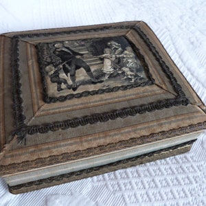 Boîte recouverte de tissu Français antique w imprimé signé sur soie w garniture métallique dorée, boîte à bijoux souvenir, boîte de rangement décorative, décor boudoir