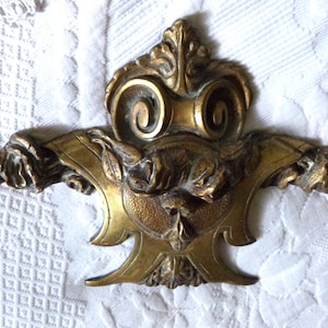 Ferragens antigas francesas em bronze para móveis, cartela de ferragens francesas do século XIX com rosas, ferragens arquitetônicas grandes recuperadas para decoração de casa francesa.