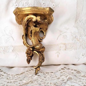 Piccola mensola da parete antica francese in gesso dorato, mensola color oro con rose e riccioli, decorazione da parete per la casa francese del 1900, regalo