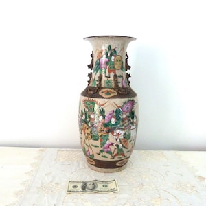 Jarrón alto antiguo chino Nanjing del siglo XIX con decoración de guerreros esmaltados pintados a mano, jarrón de balaustre para repisa de chimenea asiática con perros Foo y cartucho floral.