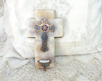 Könnte beinhalten: Ein weißes Marmorkreuz mit einem goldenen und blauen Emaille-Design. Das Kreuz hat eine kleine, weiße Keramikschale, die an der Unterseite befestigt ist.