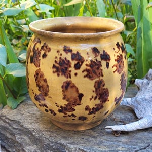 Antik fransk confiterad kruka, Provence keramikdekor, handgjord beige gul glaserad terrakottakruka, södra Frankrike, lantlig köksinredning