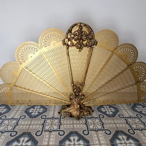 Paravent De Cheminée Ancien En Cuivre - Poignée Et Pieds En Laiton - Style Antique Avec Rouille D'époque