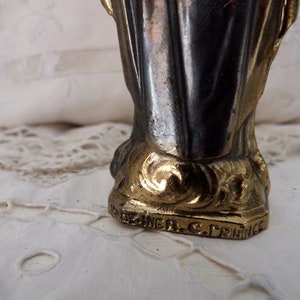 Op de afbeelding: Een zilveren en gouden metalen beeld van een vrouw die op een voet staat met de inscriptie "Brenier, C. France".