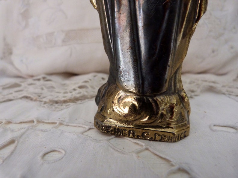 Op de afbeelding: Een zilveren en gouden metalen beeld van een vrouw die op een voet staat met de inscriptie "Brenier, C. France".