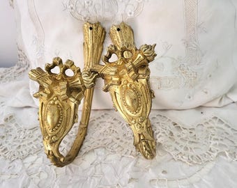 Antike französische Empire-Gardinenhalter aus Bronze, signiertes und nummeriertes Paar mit Schleifenbändern für Fensterdekorationen