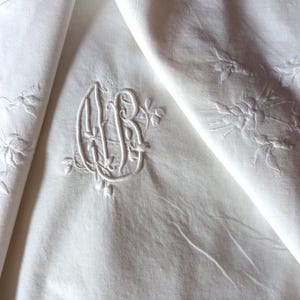 Antieke Franse kussensloop kussenhoes hand monogram AR geborduurde bloemen met getekend wit beddengoed erfstuk vintage Frans linnen