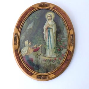 Antiker französischer Artdeco vergoldeter hölzerner Bilderrahmen mit Druck unserer Dame von Lourdes, Bernadette, religiöses Andenken Lourdes-Rahmendekor aus den 1900er Jahren