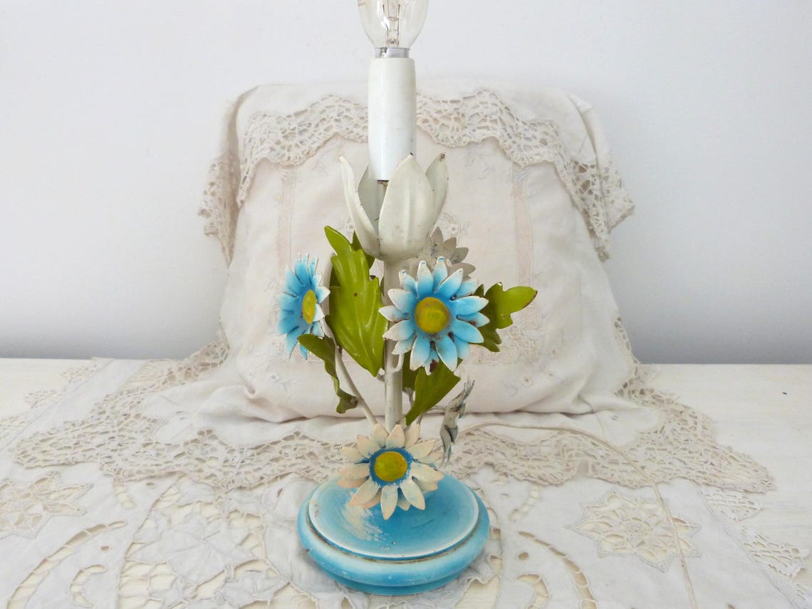 Vintage French blue floral tole bedside table or desk lamp w daisy flowers leaves, toleware lighting fixture home deco light country cottage, foto 1 di 5