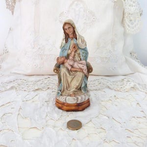 Antyczna figura religijna Najświętszej Marii Panny Madonny z Dzieciątkiem Jezus Chrystus, Maria Boża Pieta, malowana gipsowa rzeźba na drewnie