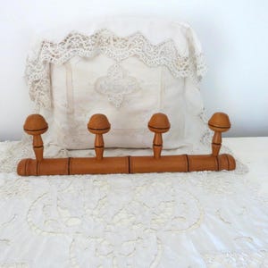 Perchero antiguo francés con ganchos para sombreros, perchero de pared rústico de madera tallada con 4 pomos, ganchos para sombreros, perchero de madera para sombreros, decoración francesa para el hogar
